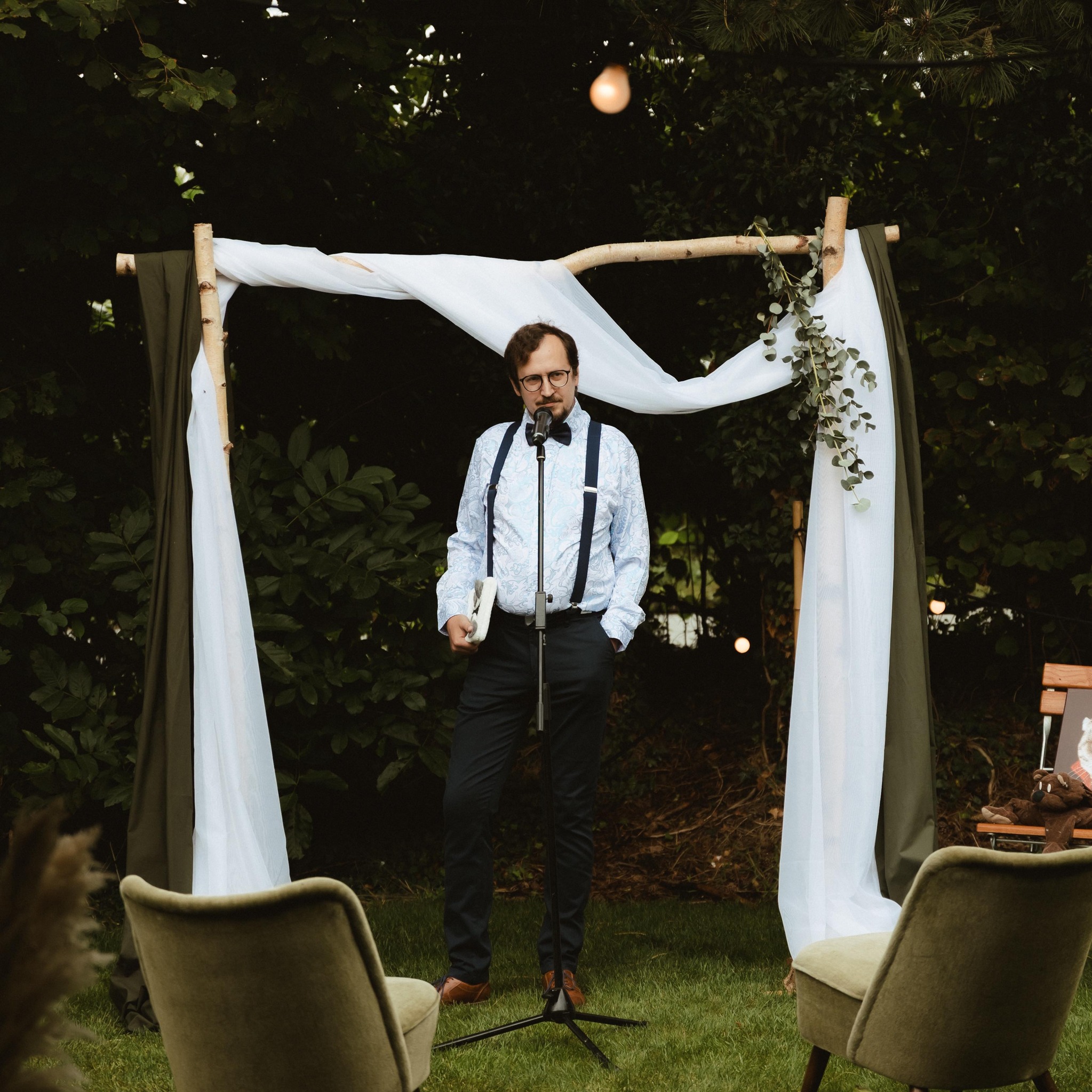 Ferdinand at his best friends wedding, holding a speech